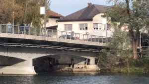 Flüchtlinge unter der Brücke